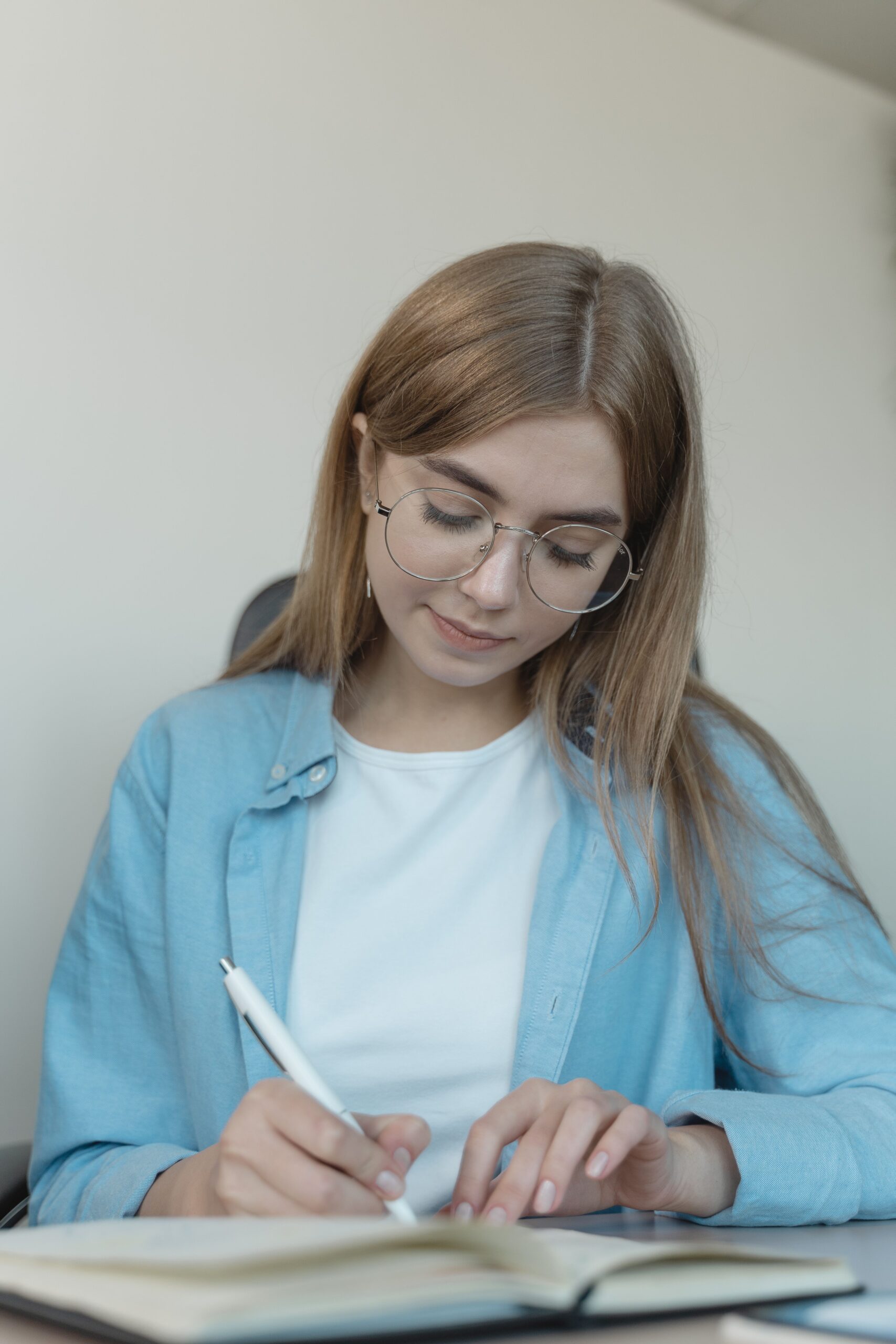 Read more about the article Jak wspierać talent pisarski u nastolatka? Poradnik dla rodziców